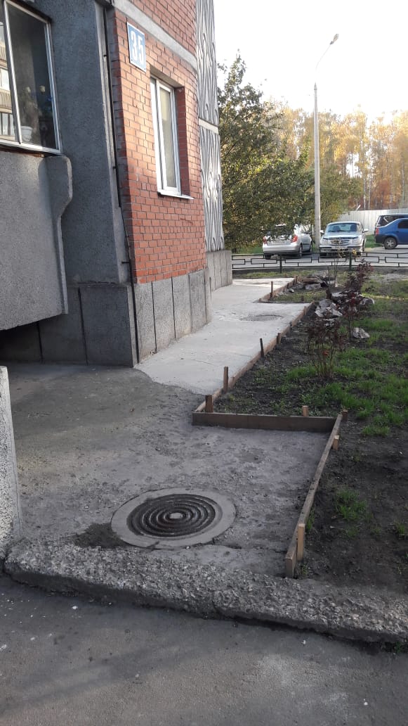 Завершены работы по ремонту отмостки вокруг многоквартирного дома, расположенного по адресу: Ленинский район, п.Развилка, д.35. 